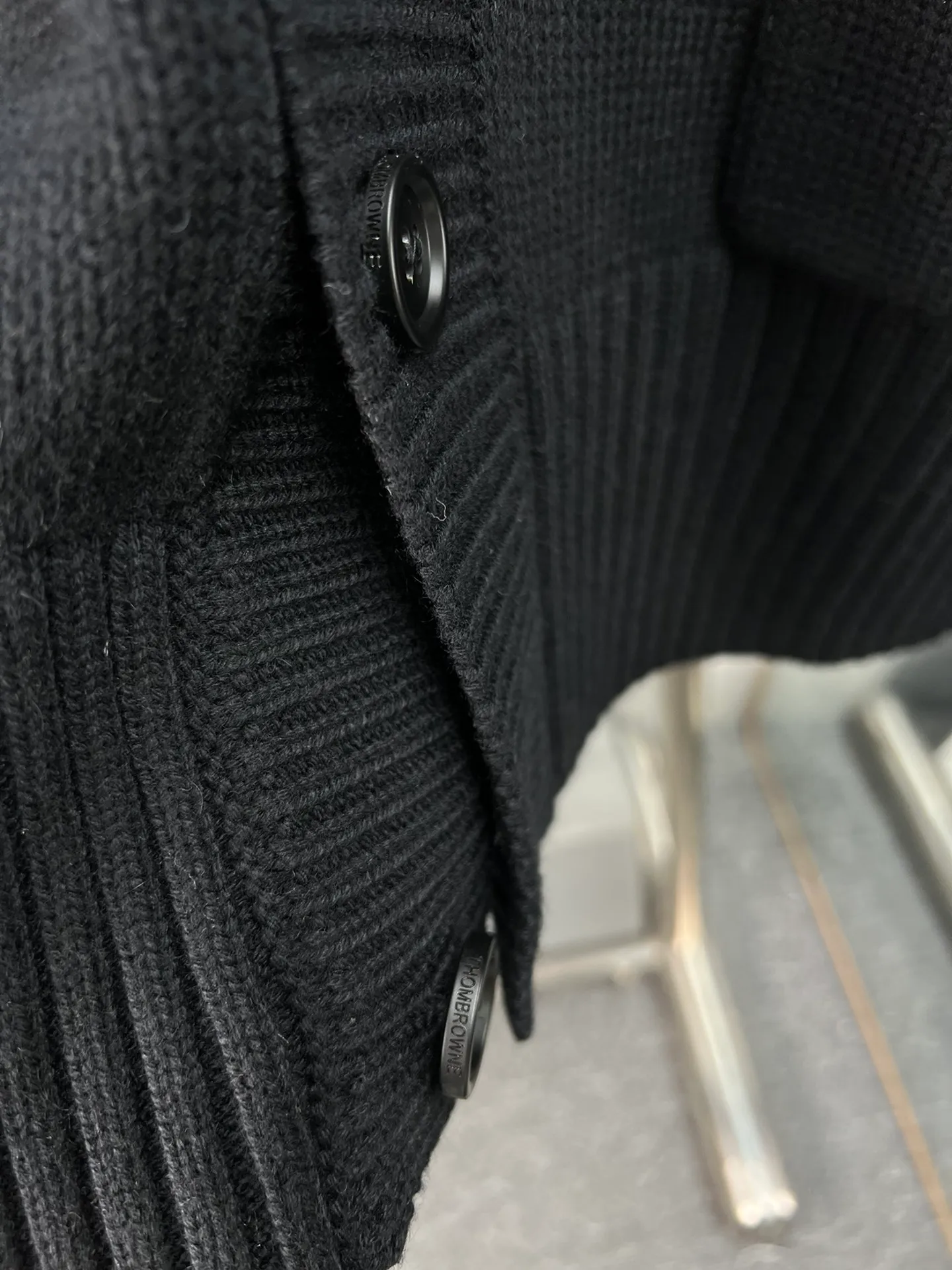 【 Thom Browne 】OSClassic ：100% Sizes：S. M. L. ：Black．Light Gray ．Dark Gray TB Classic ， Same Style ， TB Classic Hot Sale ， Premium ， ， ， ， ， 。 100% 25% ， ，Breathable， ， ， 。 Classic